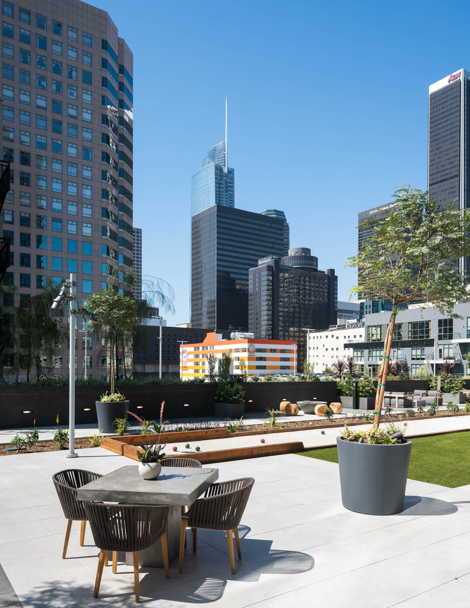 A courtyard with city views at Ateliers luxury apartments in downtown Los Angeles